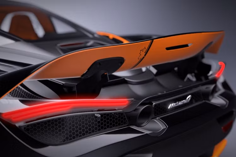 Đi kèm là các điểm nhấn màu cam tôn vinh chiến thắng của McLaren trong giải đua Can-Am diễn ra từ năm 1967. Chi tiết lá phong - giống như trên quốc kỳ Canada - cũng xuất hiện ở sọc trên mui xe.