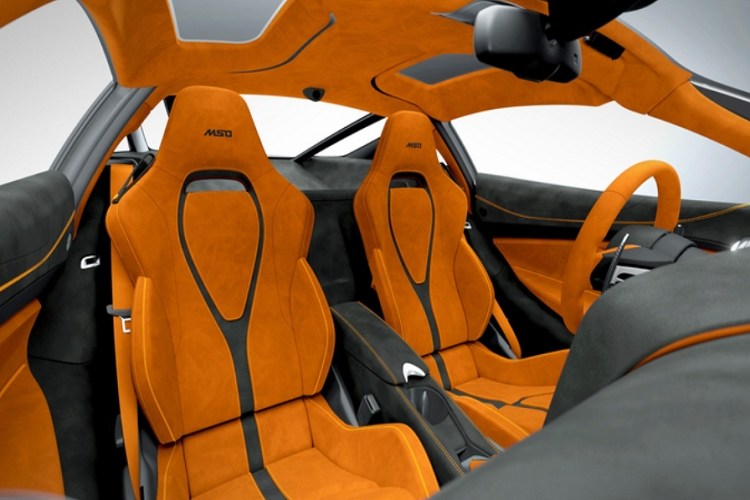 Về truyền động, xe được trang bị khối động cơ xăng tăng áp kép V8 4.0 lít sản sinh công suất 710 mã lực và 769Nm mô-men xoắn cực đại, đi kèm là hộp số tự động tuần tự 7 cấp giúp xe chỉ cần 2,8 giây để tăng tốc từ 0 - 100 km/h với bản coupe (bản Spider 2,9 giây).