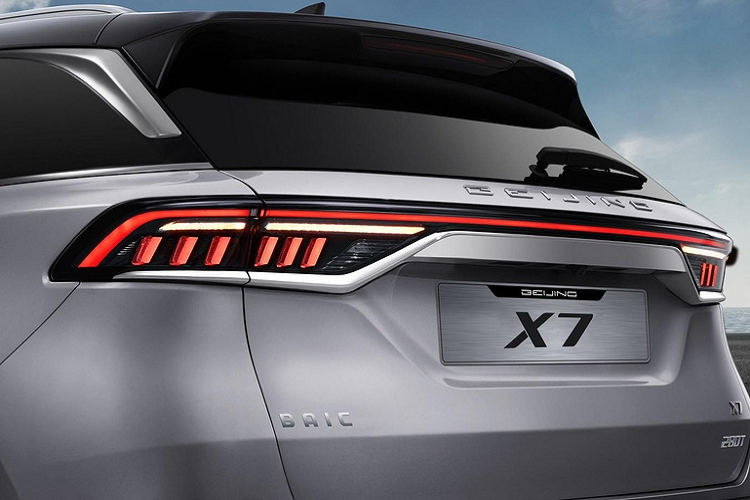 Thiết kế xe cũng là yếu tố giúp Beijing X7 chinh phục khách hàng. Phần đầu xe mang thiết kế đậm chất tương lai với điểm nhấn là một dải crôm vắt ngang đầu xe, cụm đèn pha LED toàn phần, dải LED định vị ban ngày sắc sảo và mặt ca lăng hình lục giác cỡ lớn với các mắt lưới ba chiều. Xe còn có tay nắm cửa dạng ẩn trông rất cao cấp.