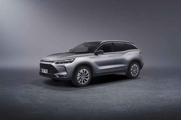 Beijing X7 được trang bị động cơ xăng 4 xy-lanh dung tích 1.5L cho công suất tối đa 188 mã lực và lực mô-men xoắn cực đại 275 Nm.