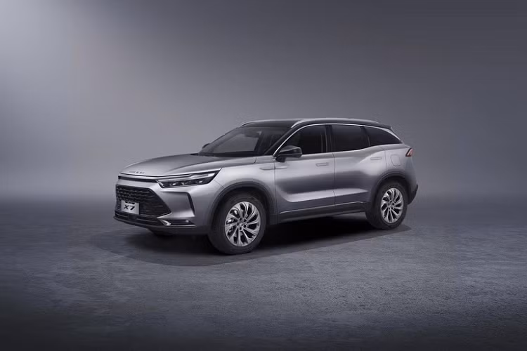 Beijing X7 được trang bị động cơ xăng 4 xy-lanh dung tích 1.5L cho công suất tối đa 188 mã lực và lực mô-men xoắn cực đại 275 Nm.