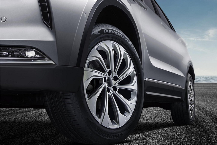 Điểm mạnh tiếp theo của Beijing X7 nằm ở trang bị phong phú và cao cấp, có thể kể đến như ghế bọc da, hàng ghế đầu chỉnh điện, nhớ vị trí ghế lái, ghế lái tự động lùi khi tắt động cơ, sưởi/thông gió cả hai hàng ghế, cửa sổ trời toàn cảnh, màn hình kép có độ phân giải cao, trợ lý ảo...