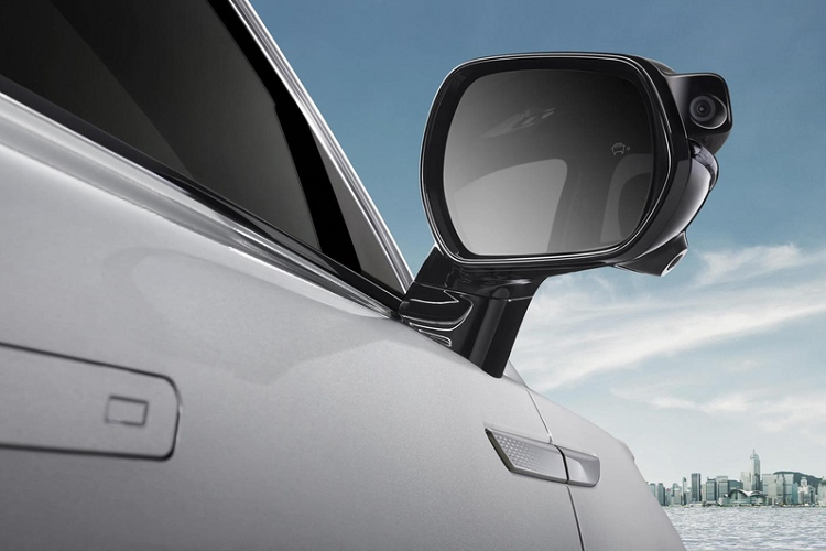 Bên cạnh đó, mẫu SUV Trung Quốc còn có nhiều tính năng an toàn như cảnh báo quá tốc độ, camera 360 độ hiển thị 3D, nhận dạng đối tượng động tốc độ thấp, cảnh báo chệch làn, hỗ trợ giữ làn, đèn pha thông minh, cảnh báo điểm mù, ga tự động thích ứng, hỗ trợ lái xe khi tắc đường và giảm thiểu va chạm...