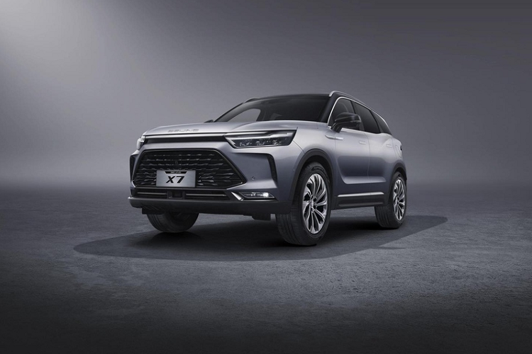 Một vài nguồn tin cho biết lô xe Beijing X7 2022 về Việt Nam vào khoảng tháng 4 tới sẽ được cập nhật nhẹ với mặt ca-lăng phong cách xe điện, trần xe sơn đen, bộ la-zăng Titanium đa chấu thể thao và chuyển sang sử dụng hệ điều hành HarmonyOS của Huawei.