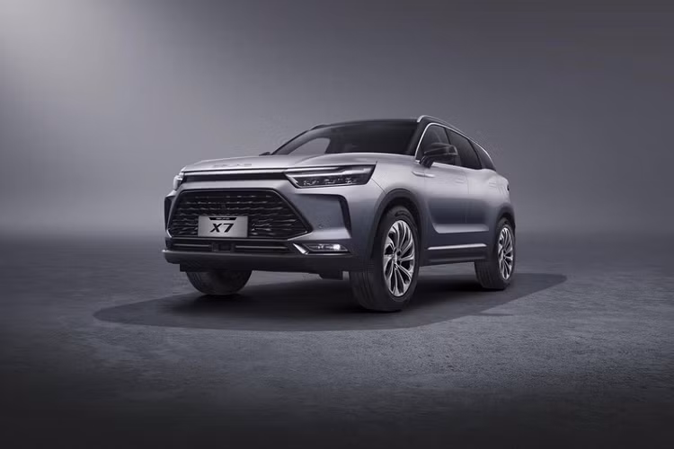 Một vài nguồn tin cho biết lô xe Beijing X7 2022 về Việt Nam vào khoảng tháng 4 tới sẽ được cập nhật nhẹ với mặt ca-lăng phong cách xe điện, trần xe sơn đen, bộ la-zăng Titanium đa chấu thể thao và chuyển sang sử dụng hệ điều hành HarmonyOS của Huawei.