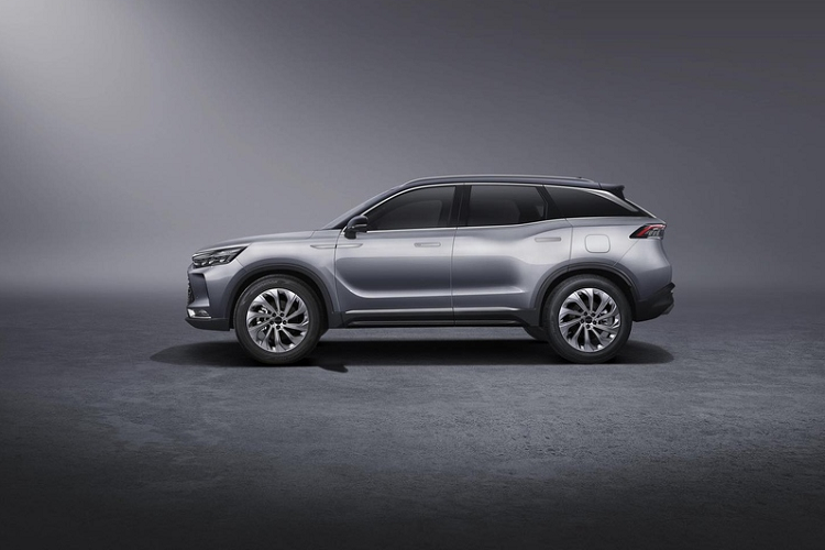 Động cơ này do BAIC tự sản xuất và đi kèm hộp số tự động ly hợp kép 7 cấp và hệ dẫn động cầu trước.