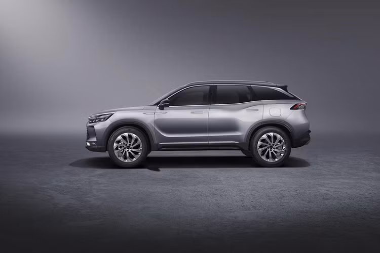 Động cơ này do BAIC tự sản xuất và đi kèm hộp số tự động ly hợp kép 7 cấp và hệ dẫn động cầu trước.