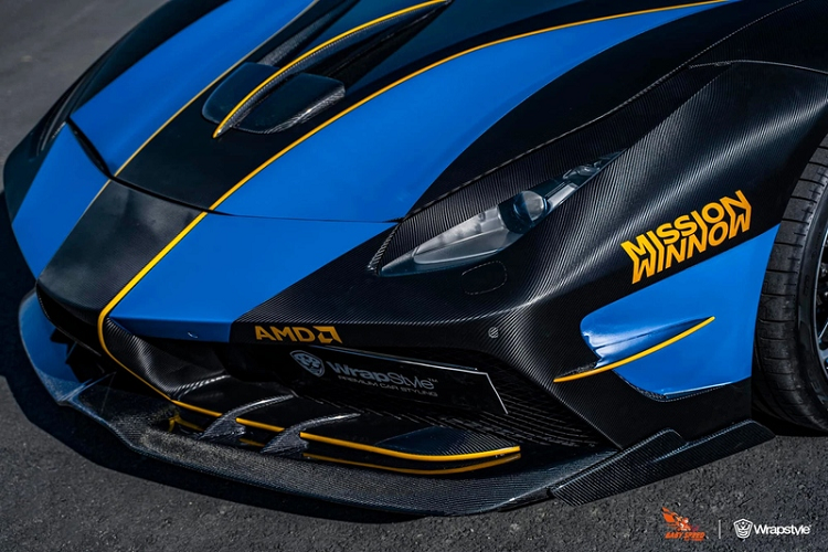 Phần đầu xe được làm mới với cản trước và nắp ca-pô phong cách Ferrari FXX K cũng như LaFerrari, trong đó, khe gió ở cản trước được chia 2 khoang tách biệt trông rất hầm hố và nắp ca-pô thì có thêm khe gió chữ "V". Cả 2 bộ phận này đều đến từ Misha Design.