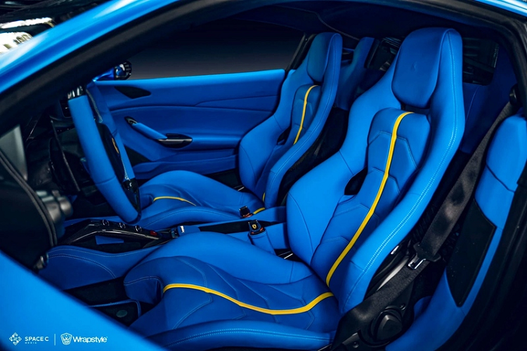 Tiếp theo, chiếc Ferrari 488 GTB được trang bị bộ la-zăng PF10 hai mảnh, kích thước 20 inch của thương hiệu Brixton Forged, đi kèm là cùm phanh sơn vàng nổi bật. Di chuyển ra sau, siêu xe Ý sở hữu cánh gió Novitec và hệ thống ống xả IPE giúp đem đến âm thanh "đã tai" hơn.