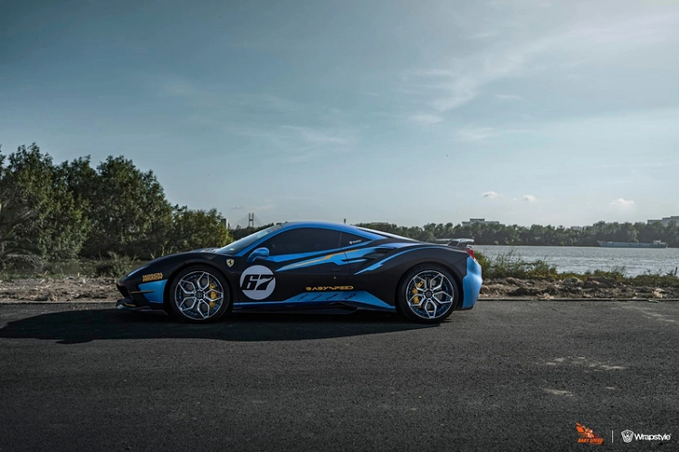 Về truyền động, cỗ máy tăng áp kép V8 3.9L của siêu phẩm này đã được Novitec nâng cấp từ trước khi về Việt Nam, vì vậy, xe mạnh mẽ tới 756 mã lực / 877 Nm, tăng 95 mã lực và 117 Nm so với nguyên bản. Chiếc Ferrari 488 GTB này có thể tăng tốc 0-100 km/h chỉ trong 2,8 giây.