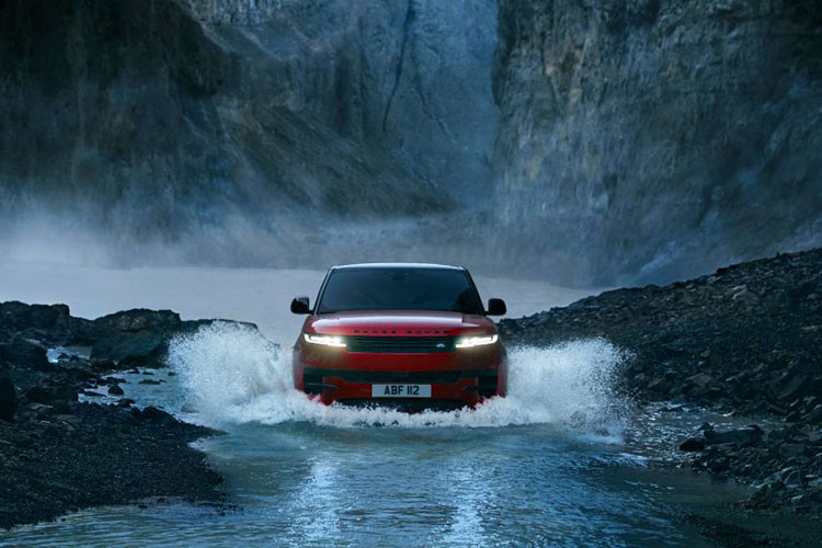 Với khách hàng yêu thích những mẫu xe tiết kiệm nhiên liệu nhưng vẫn sở hữu khả năng vận hành mạnh mẽ, Range Rover Sport thế hệ mới sẽ có tùy chọn động cơ Ingenium xăng và dầu lai điện nhẹ 48V. Ngoài ra vào năm 2024, khách hàng cũng sẽ có thêm tùy chọn động cơ thuần điện hoàn toàn, hứa hẹn sẽ đem đến những trải nghiệm mới lạ.