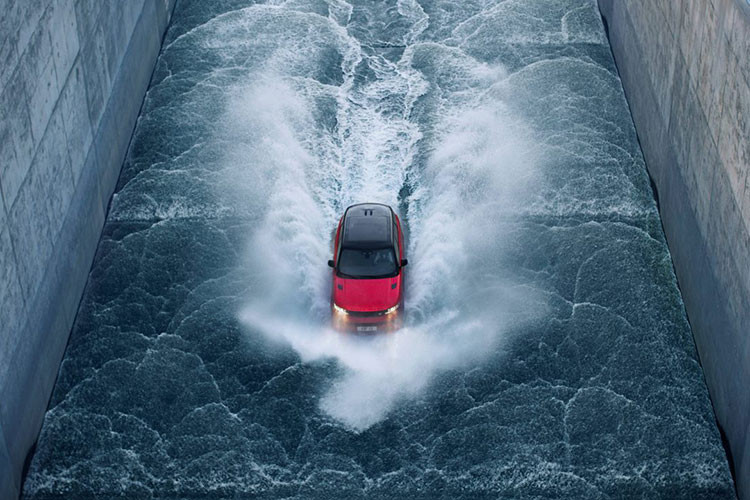 Phiên bản mạnh mẽ nhất sẽ được trang bị động cơ V8 tăng áp kép cho công suất 530 ps (522 mã lực) giúp tăng tốc từ 0 – 100 km/h chỉ trong 4,5 giây với Chế Độ Bứt Tốc (Dynamic Launch).