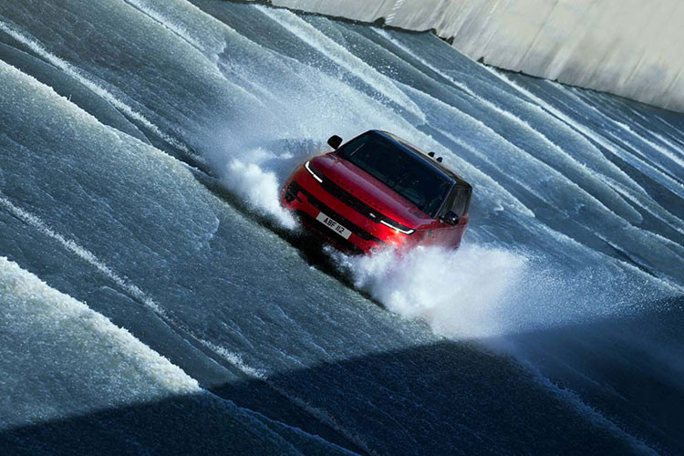 Mẫu xe SUV Range Rover Sport mới được phát triển dựa trên Kiến trúc mô-đun dọc (MLA-Flex) linh hoạt, tiên tiến của Land Rover, giúp mẫu SUV thế hệ mới năng động và tinh tế hơn trước. Với việc trang bị hai động cơ 6 xi lanh kết hợp với động cơ điện kiểu PHEV, Range Rover Sport thế hệ mới có khả năng di chuyển thuần điện với quãng đường lên đến 113 km, đồng thời có mức phát thải CO2 chỉ từ 18 g/km.