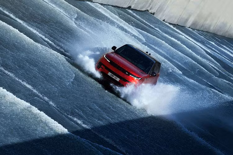 Mẫu xe SUV Range Rover Sport mới được phát triển dựa trên Kiến trúc mô-đun dọc (MLA-Flex) linh hoạt, tiên tiến của Land Rover, giúp mẫu SUV thế hệ mới năng động và tinh tế hơn trước. Với việc trang bị hai động cơ 6 xi lanh kết hợp với động cơ điện kiểu PHEV, Range Rover Sport thế hệ mới có khả năng di chuyển thuần điện với quãng đường lên đến 113 km, đồng thời có mức phát thải CO2 chỉ từ 18 g/km.