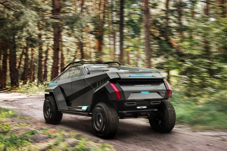 Theo ý tưởng của đội ngũ thiết kế, động cơ bổ sung và một gói pin 30 kWh mà người dùng có thể gắn vào mặt sau để Thundertruck biến hình 6X6 940 mã lực với phạm vi hoạt động đat mức 900 km. Tuy nhiên, tính toán này nhìn chung vẫn chỉ là một dự án nằm trên giấy và vẫn chưa có một thử nghiệm nào hay những tính toán với các điều kiện thực tế để có thể đưa ra con số khả thi.