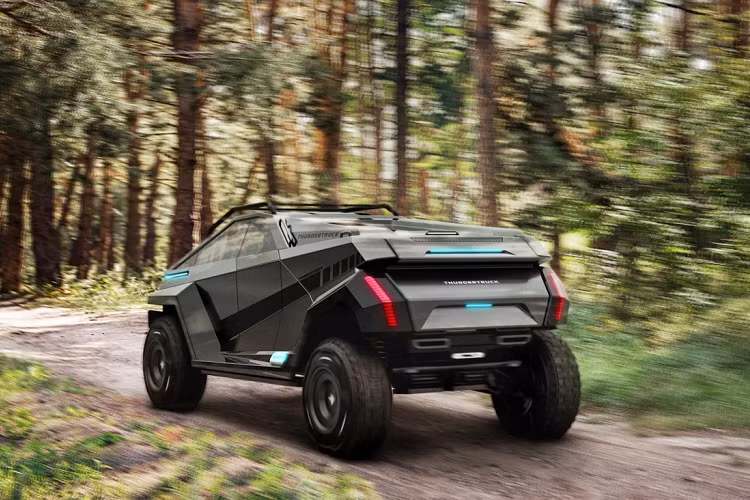 Theo ý tưởng của đội ngũ thiết kế, động cơ bổ sung và một gói pin 30 kWh mà người dùng có thể gắn vào mặt sau để Thundertruck biến hình 6X6 940 mã lực với phạm vi hoạt động đat mức 900 km. Tuy nhiên, tính toán này nhìn chung vẫn chỉ là một dự án nằm trên giấy và vẫn chưa có một thử nghiệm nào hay những tính toán với các điều kiện thực tế để có thể đưa ra con số khả thi.