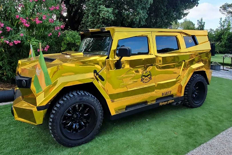 Chiếc xe có thể chịu được sức công phá của đạn xuyên giáp 0,5 mm, bổ sung tùy chọn bảo vệ người bên trong khỏi cuộc tấn công bằng lựu đạn và mìn. Hãng độ không công bố hình ảnh nội thất của chiếc xe dát vàng nhưng cho biết khoang cabin chỉ sử dụng da nhân tạo.