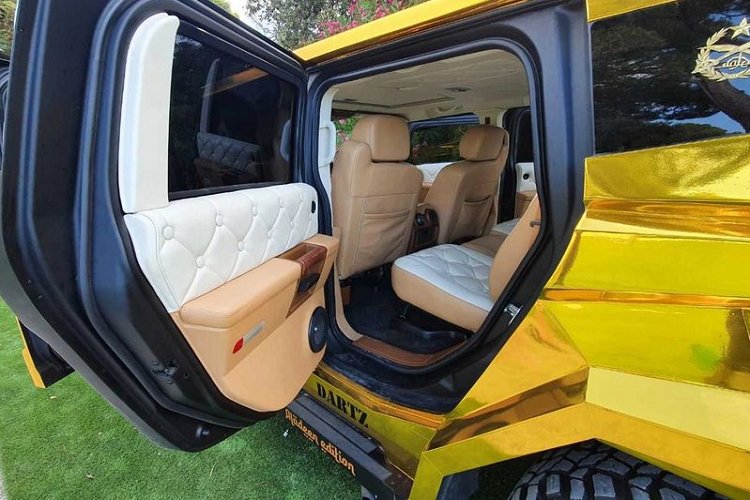 Tên thương mại của mẫu xe đặc biệt này là Dartz Motorz Prombron The Dictator Aladeen Edition MMXXII. Xe được độ lại từ nguyên mẫu Mercedes-Maybach GLS. Khác với chiếc xe trên phim chỉ được sơn màu vàng, phiên bản thương mại của Dartz Motorz Prombron The Dictator Aladeen Edition MMXXII sẽ được dát vàng thật.