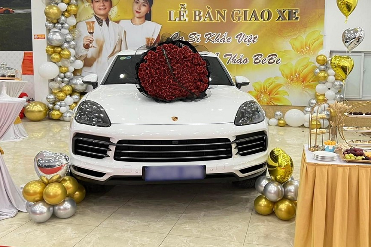 Khắc Việt nổi tiếng là 1 nhạc sĩ kiêm ca sĩ khá mát tay khi ra bài hát nào đều là hit dù anh hay bất cứ ca sĩ nào trình diễn. Sản phẩm âm nhạc mới của anh là bài hát Chạy Về Nơi Phía Anh đã làm mưa làm gió trên mạng xã hội Tik Tok. Trong MV này, Khắc Việt xách siêu xe mui trần McLaren 650S Spider vào quay cùng với "nóc nhà".