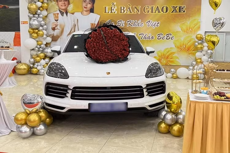 Khắc Việt nổi tiếng là 1 nhạc sĩ kiêm ca sĩ khá mát tay khi ra bài hát nào đều là hit dù anh hay bất cứ ca sĩ nào trình diễn. Sản phẩm âm nhạc mới của anh là bài hát Chạy Về Nơi Phía Anh đã làm mưa làm gió trên mạng xã hội Tik Tok. Trong MV này, Khắc Việt xách siêu xe mui trần McLaren 650S Spider vào quay cùng với "nóc nhà".