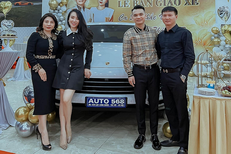 Tại showroom này còn bày bán rất nhiều xe đắt tiền từ Rolls-Royce đã qua sử dụng đến các xe Range Rover hay Bentley mới tinh...