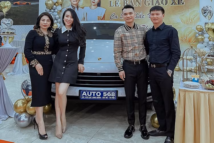Tại showroom này còn bày bán rất nhiều xe đắt tiền từ Rolls-Royce đã qua sử dụng đến các xe Range Rover hay Bentley mới tinh...