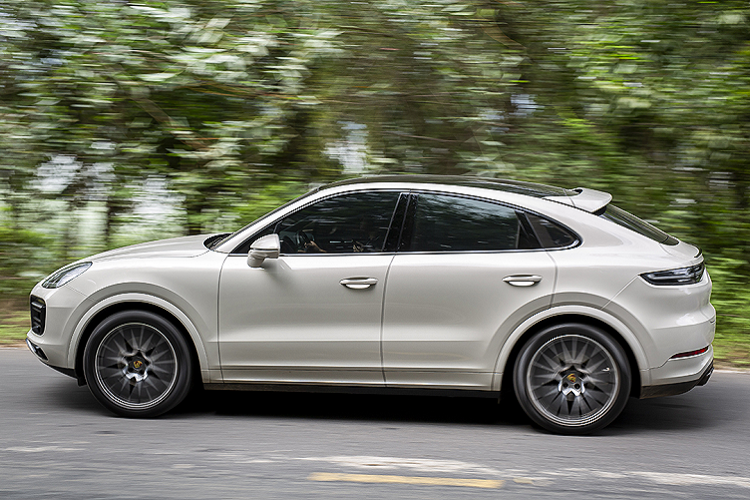 Động cơ xe Porsche Cayenne tiêu chuẩn sẽ kết hợp với hộp số tự động 8 cấp Tiptronic S và hệ dẫn động 4 bánh sẽ giúp xe tăng tốc từ vị trí xuất phát lên 100 km/h chỉ trong thời gian 6,2 giây nếu như xe có thêm trang bị gói Sport Chrono.