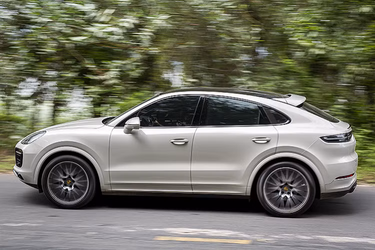 Động cơ xe Porsche Cayenne tiêu chuẩn sẽ kết hợp với hộp số tự động 8 cấp Tiptronic S và hệ dẫn động 4 bánh sẽ giúp xe tăng tốc từ vị trí xuất phát lên 100 km/h chỉ trong thời gian 6,2 giây nếu như xe có thêm trang bị gói Sport Chrono.