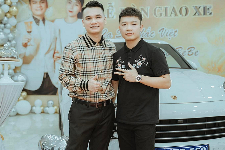 Giá xe Porsche Cayenne chính hãng tại Việt Nam bắt đầu từ 4,8 tỷ đến 12,25 tỷ đồng cho tùy loại phiên bản khác nhau. Hiện chưa rõ nam ca sĩ Khắc Việt mua xe Porsche Cayenne phiên bản nào.