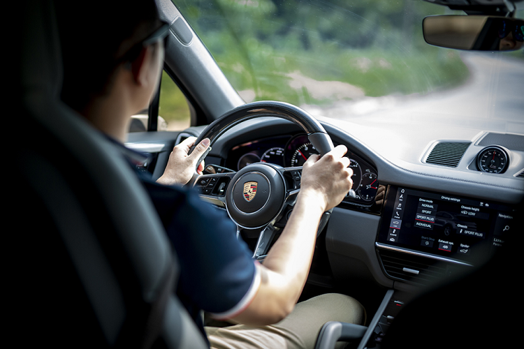 Riêng dòng xe Porsche Cayenne 2022 được trang bị nhiều tùy chọn động cơ khác nhau, riêng bản tiêu chuẩn trang bị trái tim V6, tăng áp, dung tích 3.0 lít cho công suất tối đa 340 mã lực và mô-men xoắn cực đại 450 Nm. 