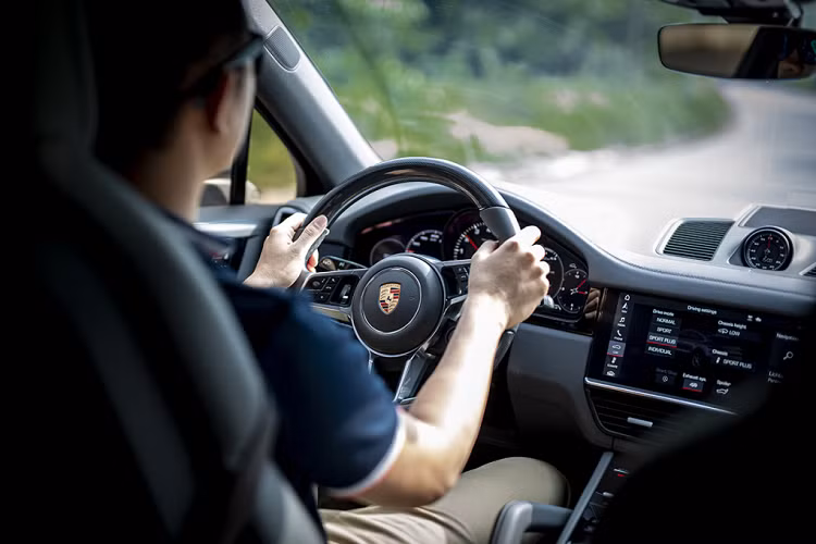 Riêng dòng xe Porsche Cayenne 2022 được trang bị nhiều tùy chọn động cơ khác nhau, riêng bản tiêu chuẩn trang bị trái tim V6, tăng áp, dung tích 3.0 lít cho công suất tối đa 340 mã lực và mô-men xoắn cực đại 450 Nm. 