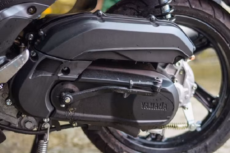 Khối động cơ Blue Core 125 cc này cho công suất 9,5 mã lực tại 8.000 vòng/phút, mô-men xoắn cực đại 9,5 Nm tại 5.500 vòng/phút. Động cơ Gear 125 được lắp thêm cần đạp khởi động, trang bị này không có trên các mẫu xe tay ga Yamaha bán tại Việt Nam.