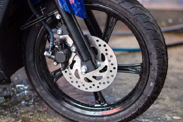 Tay phanh sau được lắp chốt giữ, giúp xe không bị trôi khi đỗ ở dốc. Tính năng này hiện vẫn chưa được Yamaha Việt Nam trang bị cho các mẫu xe tay ga như FreeGo, NVX hay Grande
