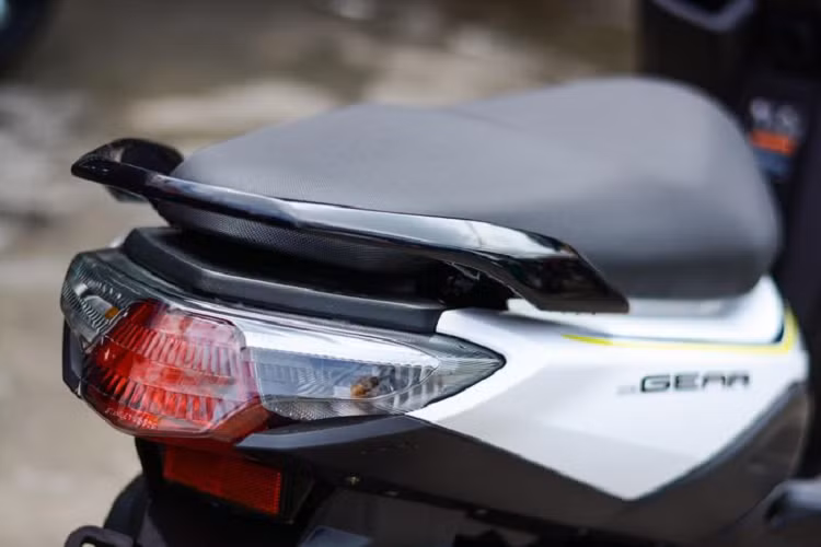 Gear 125 có bình xăng đặt dưới yên với dung tích 4,2 lít. Hộc chứa đồ khu vực này khá nhỏ, chỉ có thể để vừa mũ bảo hiểm nửa đầu. Chia sẻ với Zing, đại diện đơn vị nhập khẩu Gear 125 cho biết lô xe đầu tiên mang về khoảng 50 chiếc và đủ cả 2 phiên bản Tiêu chuẩn và S.