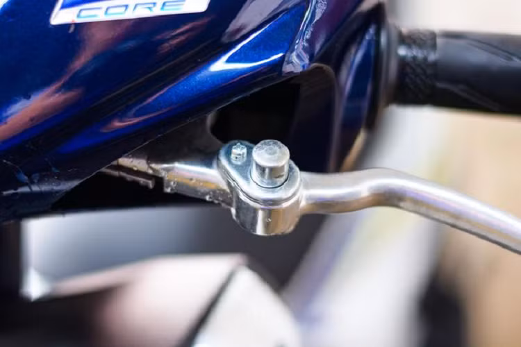 Gear 125 được trang bị hộc chứa đồ phụ ở yếm trước, bên trong có cổng sạc dạng tẩu. Đây là điểm cộng so với Honda Vision, tuy nhiên thiếu nắp che nên người dùng không thể đặt các thiết bị điện tử vào vị trí này khi di chuyển dưới mưa.