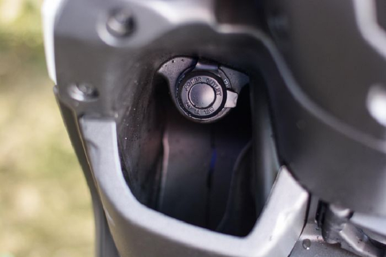 Sàn để chân Gear 125 thiết kế theo dạng thể thao vì thế không gian tương đối hẹp.Cụm đèn hậu thiết kế vuông vức theo ngôn ngữ của xe. Chiều cao yên 750 mm kết hợp cùng khối lượng 96 kg giúp người dùng dễ dàng làm chủ chiếc xe.