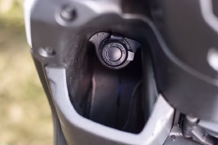 Sàn để chân Gear 125 thiết kế theo dạng thể thao vì thế không gian tương đối hẹp.Cụm đèn hậu thiết kế vuông vức theo ngôn ngữ của xe. Chiều cao yên 750 mm kết hợp cùng khối lượng 96 kg giúp người dùng dễ dàng làm chủ chiếc xe.