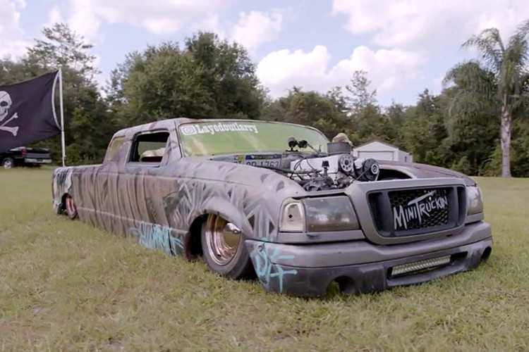 Brandon đã thiết kế nó để có thể thực hiện đốt lốp và giải trí, và anh ấy không quan tâm đến việc liệu nó có dễ bị trầy xước hoặc trẻ em trèo lên nó hay không. Chiếc bán tải kỳ dị dài tới 5,18 mét và nặng khoảng 1,4 tấn, nhưng không hề được nâng cao hơn – trái lại nó thấp, cực thấp.