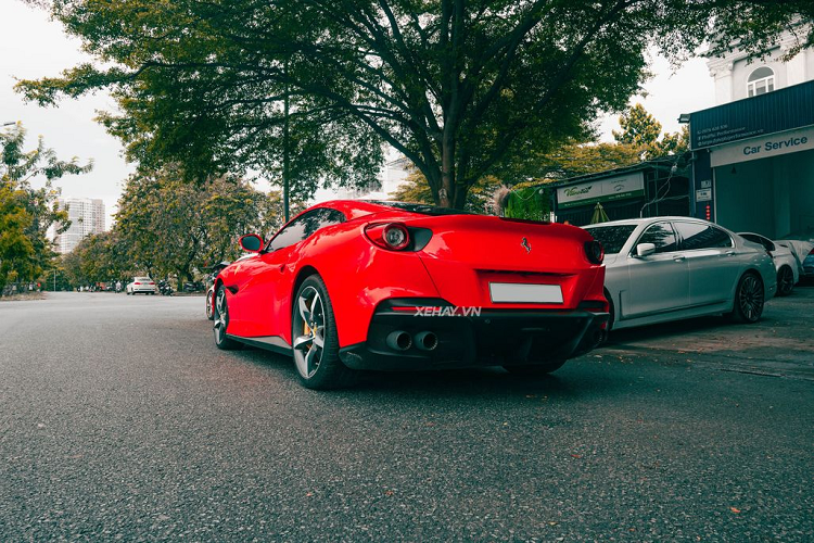 Di chuyển ra phần đuôi xe, Ferrari Portofino M được thiết kế lại hoàn toàn phần cản sau, hệ thống xả được tinh chỉnh mới. Hai bộ giảm thanh phía sau được Ferrari loại bỏ ra khỏi bản nâng cấp này và trang bị thêm một bộ lọc hạt (GPF) để đáp ứng các quy định về khí thải Euro 6 sắp tới