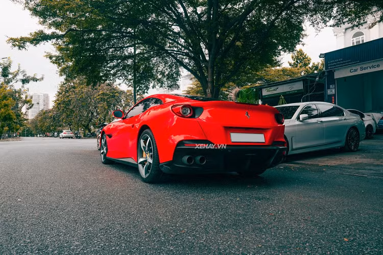 Di chuyển ra phần đuôi xe, Ferrari Portofino M được thiết kế lại hoàn toàn phần cản sau, hệ thống xả được tinh chỉnh mới. Hai bộ giảm thanh phía sau được Ferrari loại bỏ ra khỏi bản nâng cấp này và trang bị thêm một bộ lọc hạt (GPF) để đáp ứng các quy định về khí thải Euro 6 sắp tới