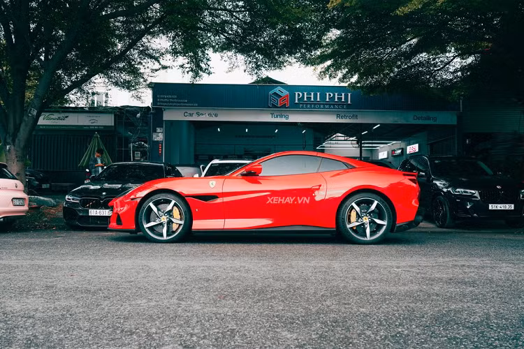 Tổng thể Ferrari Portofino M vẫn mang những nét thiết kế đặc trưng của hãng siêu xe Ý. So với phiên bản tiêu chuẩn, Ferrari Portofino M được nâng cấp nhẹ về ngoại hình với hốc gió hai bên được làm lớn hơn nhằm tăng hiệu quả khí động học. Bộ lưới tản nhiệt cũng được cập nhật với các thanh ngang làm từ nhôm.