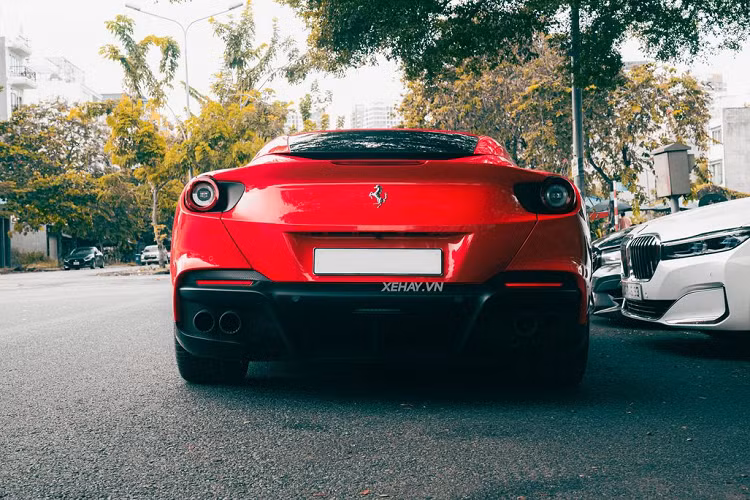 Nhìn chung, phần đuôi xe đã được làm hài hòa hơn với mặt trước, mang lại một tổng thể mạch lạc cho Ferrari Portofino M. Ở bên trong cabin, Ferrari Portofino M có cấu hình 2+2 đặc trưng với 2 hàng ghế sau chỉ phù hợp cho trẻ em ngồi.