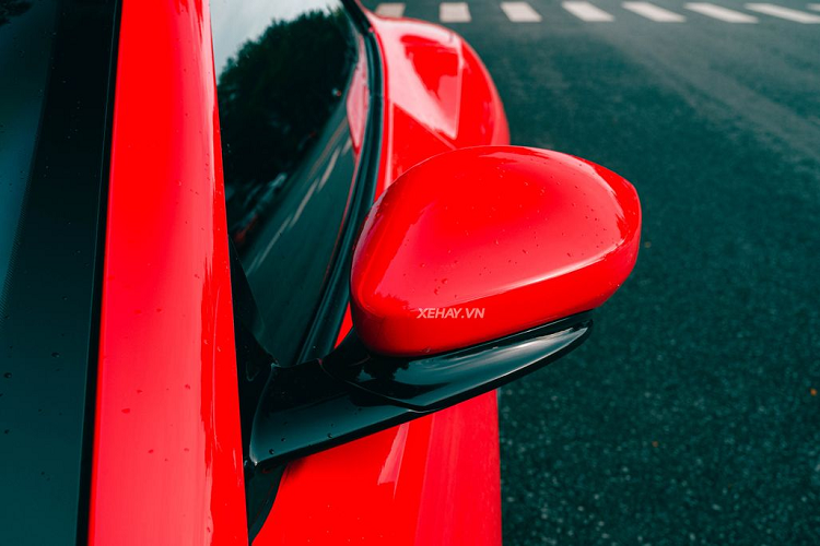 Các trang bị nổi bật có thể kể đến trên Ferrari Portofino M gồm: màn hình cảm ứng kích thước 10,25 inch, ghế chỉnh điện, loa JBL, một màn hình phụ và vô-lăng tích hợp các nút chức năng.