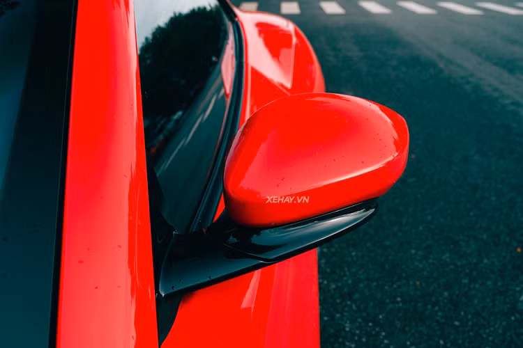 Các trang bị nổi bật có thể kể đến trên Ferrari Portofino M gồm: màn hình cảm ứng kích thước 10,25 inch, ghế chỉnh điện, loa JBL, một màn hình phụ và vô-lăng tích hợp các nút chức năng.