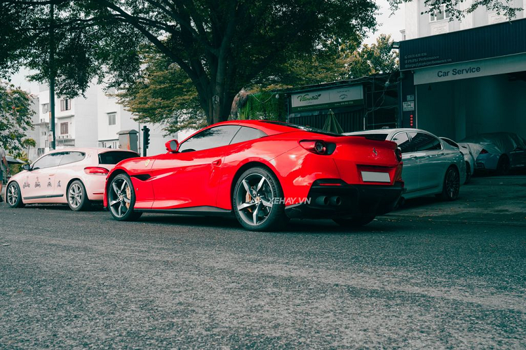 Phần thân xe, nổi bật những đường gân nổi, mang đến cái nhìn thể thao và khoẻ khoắn cho Ferrari Portofino M. Siêu xe mui trần đến từ nước Ý được trang bị bộ la-zăng 5 chấu hợp kim được thiết kế độc quyền.