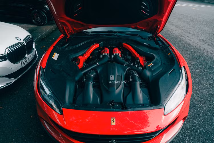 Siêu xe Ferrari Portofino M là phiên bản nâng cấp giữa vòng đời nhằm thay thế phiên bản cũ là Portofino và cũng được xem là đàn anh của Ferrari California T. Mức giá xe Ferrari Portofino M tại Việt Nam không được tiết lộ nhưng theo giới thạo tin nó sẽ không dưới 15 tỷ đồng.