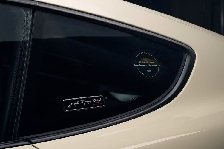 Bên trong khoang cabin là phần nội thất được bọc da màu đen kết hợp chất liệu Alcantara mềm mại với chỉ khâu màu đỏ. Logo 906 nổi bật trên bảng điều khiển trung tâm, còn trên tựa đầu của ghế ngồi bằng sợi carbon nhẹ là hình thêu đường đua Fuji Speedway - nơi tổ chức Grand Prix Nhật Bản năm 1967.