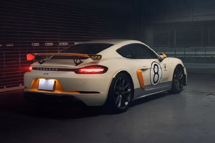 Dựa vào ý kiến của ông Ikuzawa cùng các tư liệu được lưu trữ về cuộc đua năm 1967, Porsche Exclusive Manufaktur đã quyết định phối màu trắng sữa làm màu chủ đạo cho thân xe, nhằm làm nổi bật hơn sắc vàng trên dải sọc ở nắp ca-pô và màu trắng thuần khiết làm nền cho số "8"