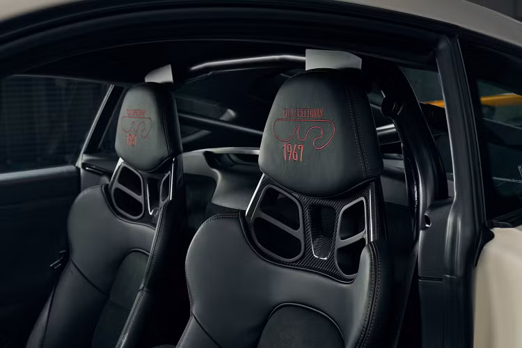 Porsche 718 Cayman GT4 tuy chưa phải là phiên bản mạnh mẽ nhất của dòng xe thể thao với động cơ đặt giữa này (vị thế đó thuộc về chiếc GT4 RS) nhưng thông số công suất 414 mã lực và mô-men xoắn cực đại 420 Nm do động cơ xăng 4.0L hút khí tự nhiên mang lại cũng rất đáng gờm.