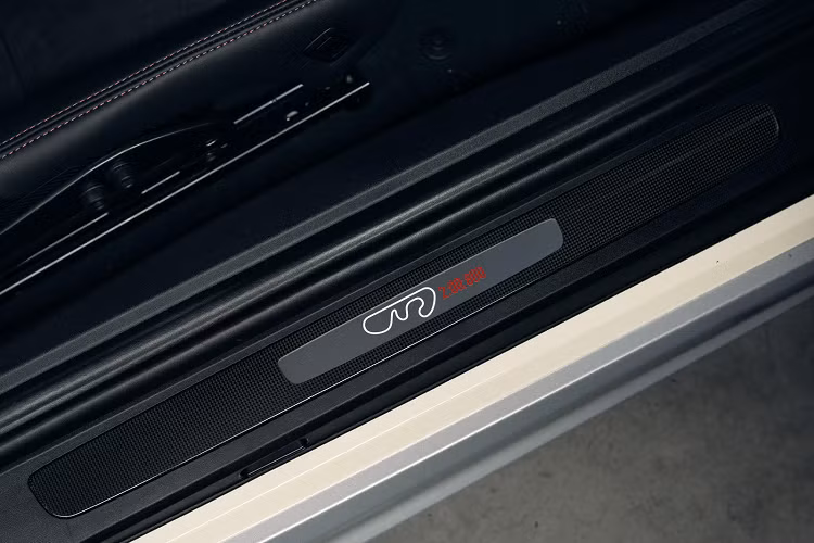 Cửa sổ bên phía sau có huy hiệu Porsche Exclusive Manufaktur phong cách hoài cổ và huy hiệu đặc biệt 906-145 phỏng theo thiết kế của chiếc xe đua nguyên bản.